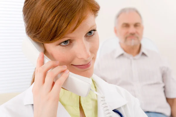 Doktor Ofisi - kadın hekim telefon çağrısı yapma — Stok fotoğraf