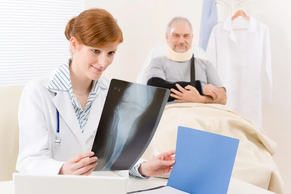 Läkare kontor - kvinnliga läkare röntgen patient — Stockfoto