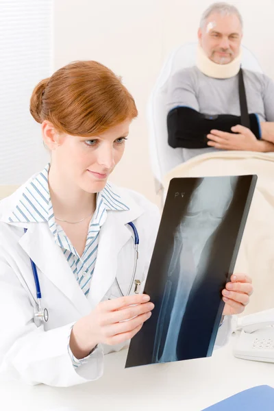 Läkare kontor - kvinnliga läkare röntgen patient — Stockfoto