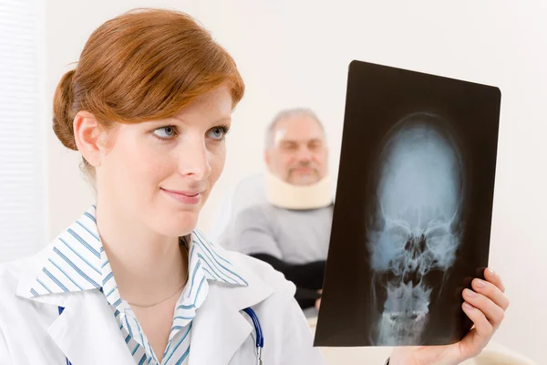 Arztpraxis - Ärztin röntgt Patientin — Stockfoto