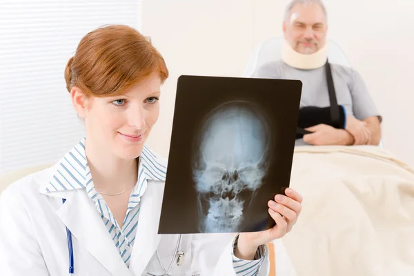Arts office - vrouwelijke arts x-ray patiënt — Stockfoto