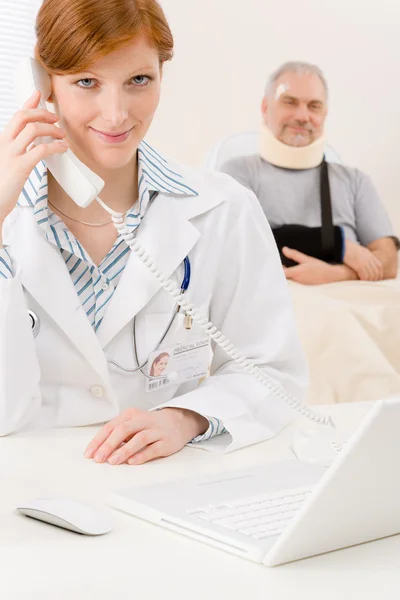 Lekarski - kobiece kobieta lekarz używać telefonu — Zdjęcie stockowe