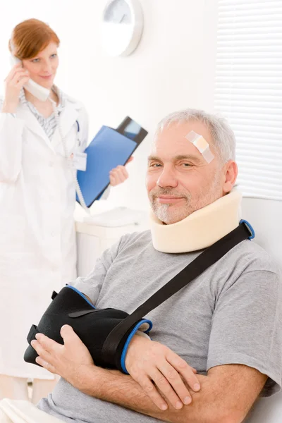Paziente anziano braccio rotto nello studio medico — Foto Stock