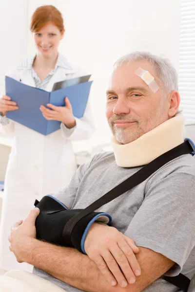 Senior patient broken arm in doctor office — Stock Photo, Image