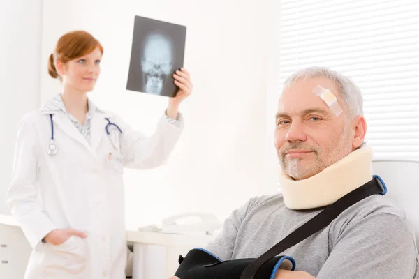 Läkare kontor - patient överläkare röntgen — Stockfoto