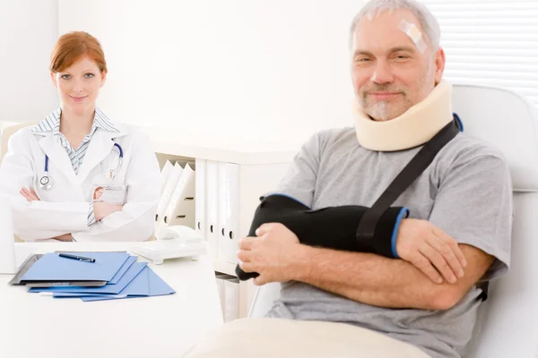 Senior patiënt gebroken arm in kantoor van arts — Stockfoto