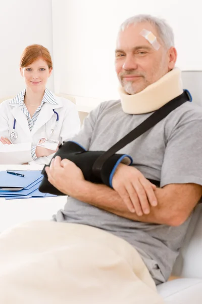Starší pacient zlomenou ruku v lékaře úřadu — Stock fotografie