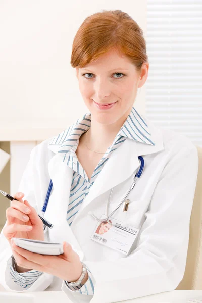Lekarski - kobiece kobieta lekarz recepty — Zdjęcie stockowe