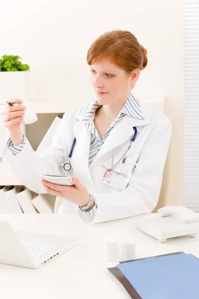 Läkare kontor - kvinnliga läkare receptbelagda piller — Stockfoto