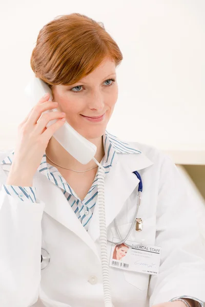 Oficina del médico - médico femenino hacer una llamada telefónica —  Fotos de Stock