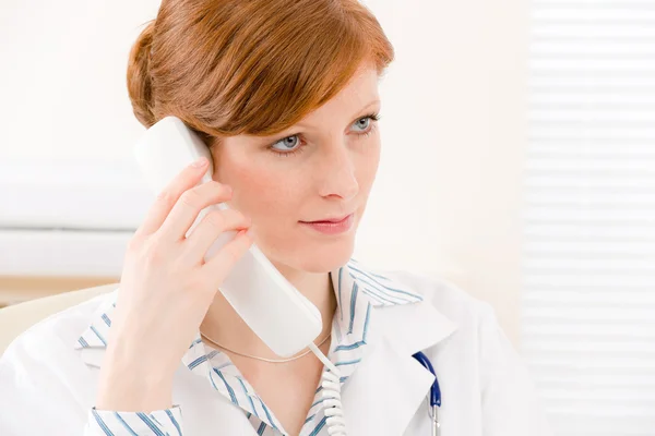 Cabinet du médecin - femme médecin passer un appel téléphonique — Photo