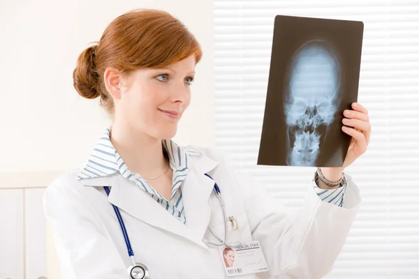 Consultório médico - retrato médico feminino raio-x — Fotografia de Stock
