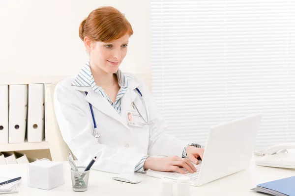Lekarski - kobiece kobieta lekarz pracy komputera — Zdjęcie stockowe