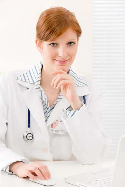 Consultório médico - computador de trabalho médico feminino — Fotografia de Stock
