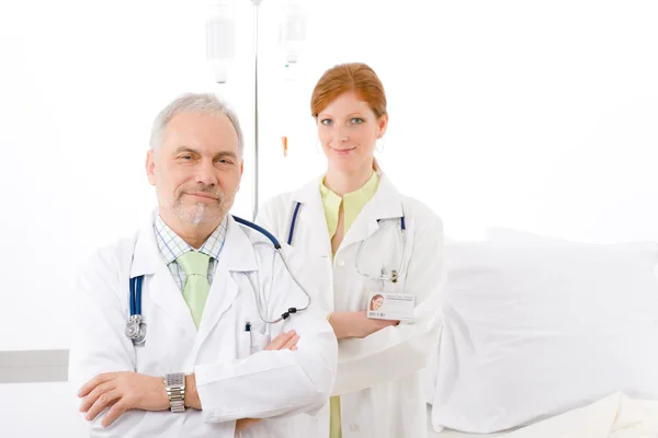 Medisch team - portret twee arts ziekenhuis — Stockfoto