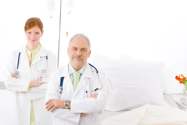 Medicinska team - stående två läkare sjukhus — Stockfoto