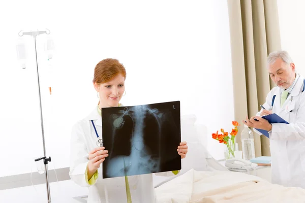 의료 팀-초상화 의사 x-선 병원 — 스톡 사진