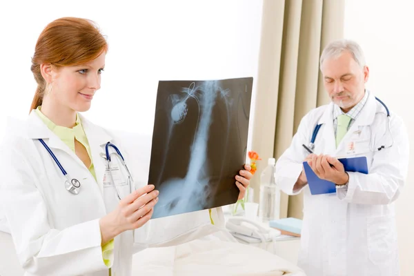 Medicinska team - porträtt doktor röntgen sjukhus — Stockfoto