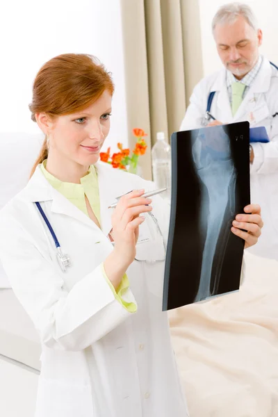 Medicinska team - porträtt doktor röntgen på sjukhuset — Stockfoto