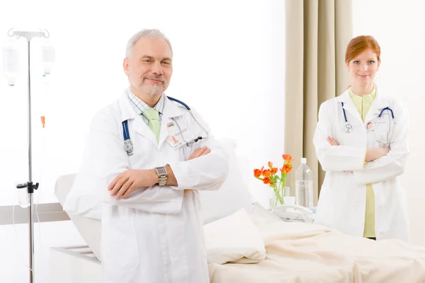 Équipe médicale portrait deux médecins à l'hôpital — Photo
