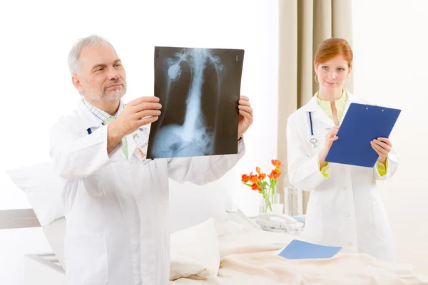Medisch team - portret arts x-ray in ziekenhuis — Stockfoto