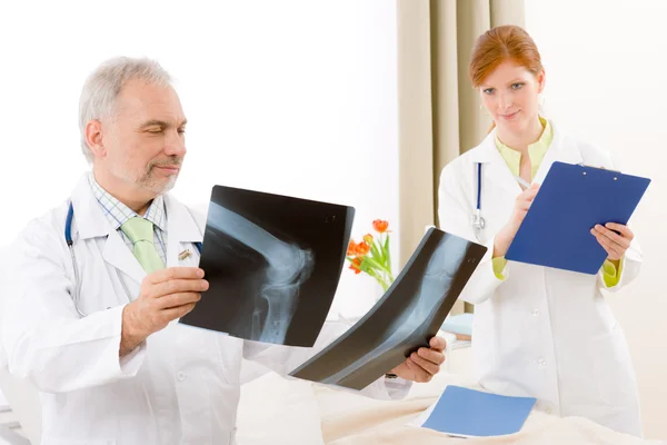 医疗团队-肖像医生在医院中的 x 射线 — 图库照片