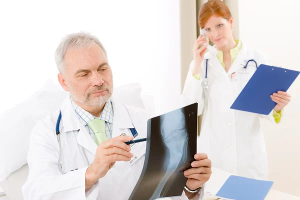 Equipo médico: radiografía del médico retratista en el hospital —  Fotos de Stock
