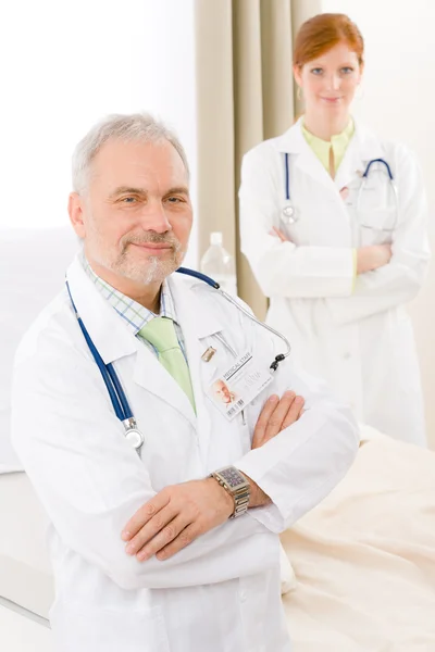 Zespół medyczny - portret dwóch lekarz szpitala — Zdjęcie stockowe