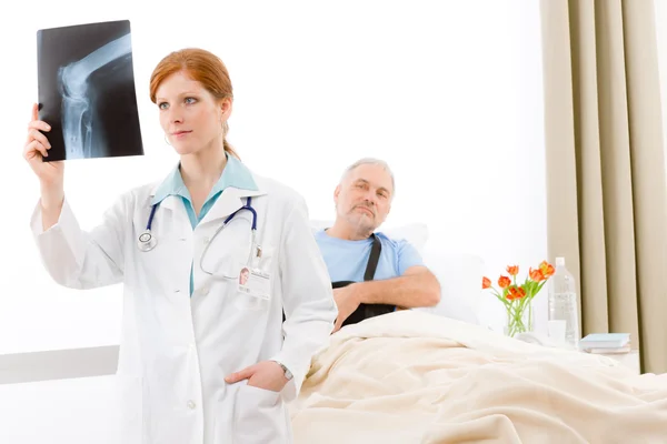 Νοσοκομείο - γυναίκα γιατρό εξετάσει ασθενή ακτίνων χ — Φωτογραφία Αρχείου