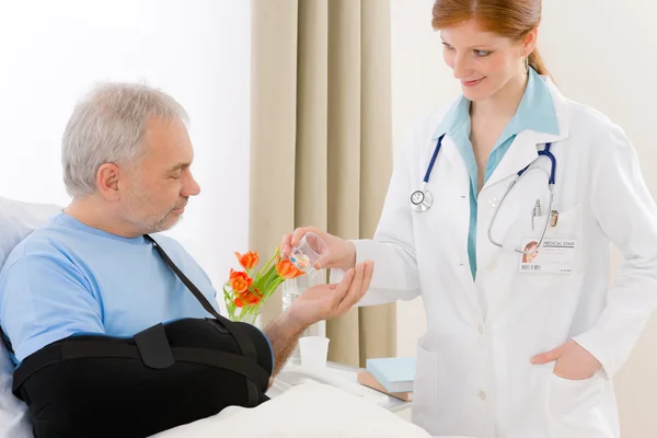 Szpital - kobiece kobieta lekarz daje pacjentowi pigułki — Zdjęcie stockowe