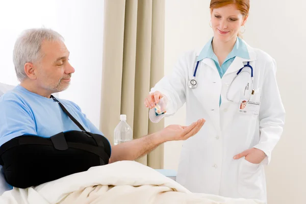 Szpital - kobiece kobieta lekarz daje pacjentowi pigułki — Zdjęcie stockowe