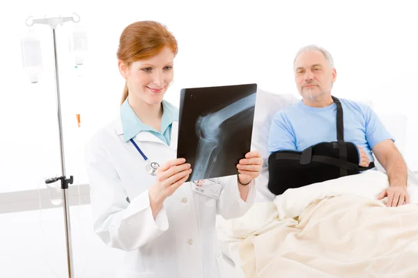 病院 - 女性医師は、患者の x 線を検査します。 — ストック写真
