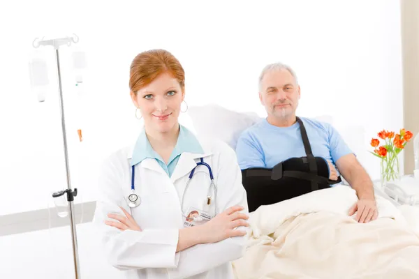 Nemocnice - lékař pacienta zlomenou ruku — Stock fotografie