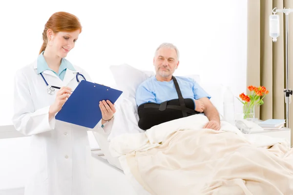 Ziekenhuis - arts onderzoeken patiënt gebroken arm — Stockfoto