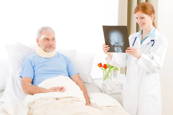 Лікарня - жінка-лікар оглядає рентгенівського пацієнта — стокове фото