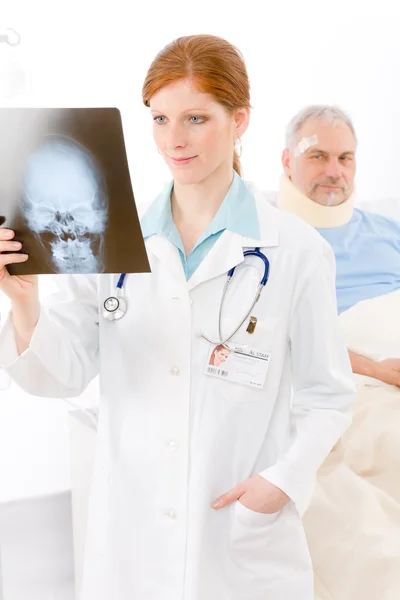 Kórház - női orvos megvizsgálja a beteg röntgen — Stock Fotó