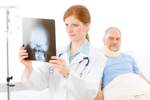 Ospedale - medico di sesso femminile esaminare paziente radiografia — Foto Stock