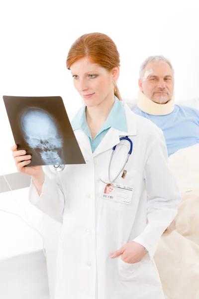 Лікарня - жінка-лікар оглядає рентгенівського пацієнта — стокове фото