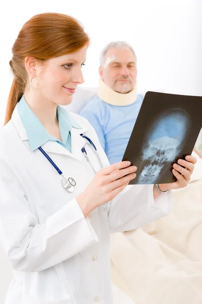 Больница - женщина врач осмотра рентгеновского пациента — стоковое фото