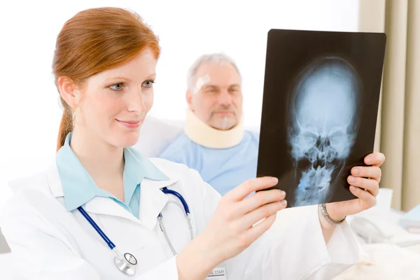 Hospital: médico femenino examina la radiografía del paciente — Foto de Stock