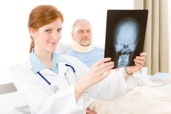 Hospital médico feminino examina paciente de raio-x — Fotografia de Stock