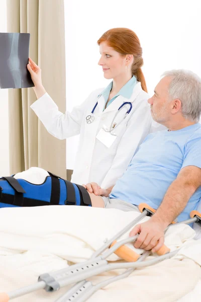 Nemocnice - ženský lékař pacientovi zlomená noha — Stock fotografie