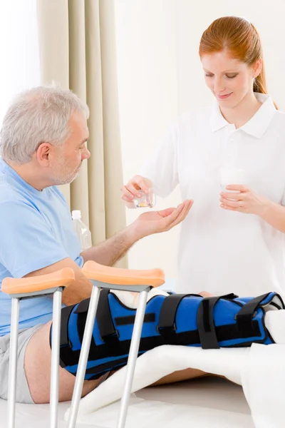 Ziekenhuis - vrouwelijke verpleger pill patiënt gebroken been — Stockfoto