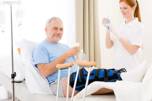 Hastane - kadın hemşire hasta kırık bacak şırınga — Stok fotoğraf
