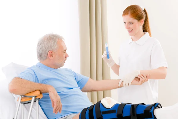 Ziekenhuis - vrouwelijke verpleegster syringe patiënt gebroken been — Stockfoto