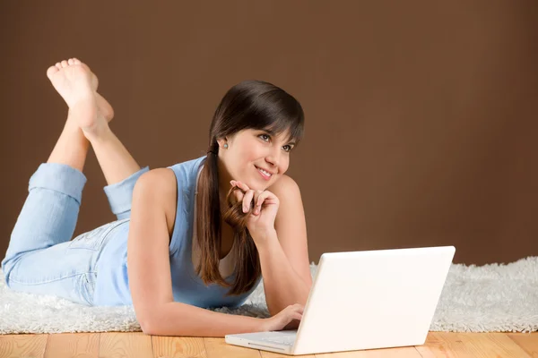 Hem studie - kvinna tonåring med laptop — Stockfoto