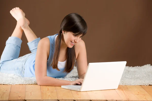 Домашнє дослідження - жінка-підліток з ноутбуком — стокове фото