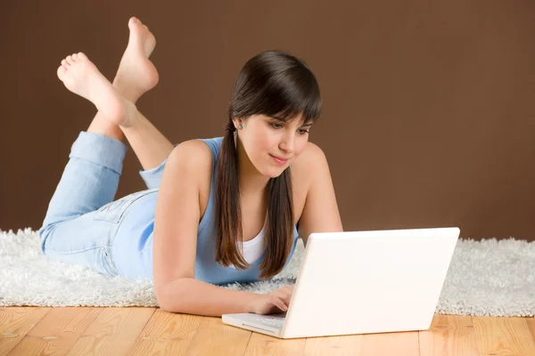家庭学习-女人少年用的笔记本电脑 — 图库照片