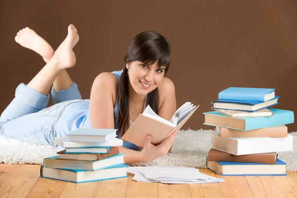 Hem studie - kvinna tonåring läste bok — Stockfoto
