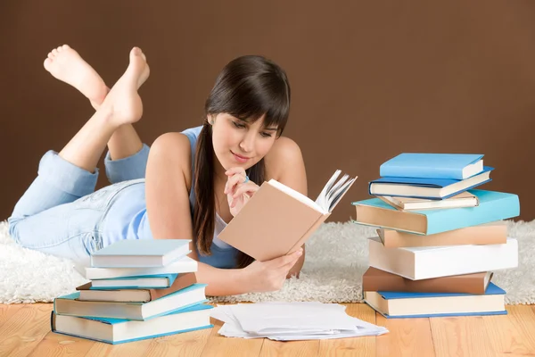 Estudo em casa - mulher adolescente ler livro — Fotografia de Stock